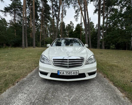 Белый Мерседес С Класс, объемом двигателя 5.5 л и пробегом 245 тыс. км за 15600 $, фото 2 на Automoto.ua