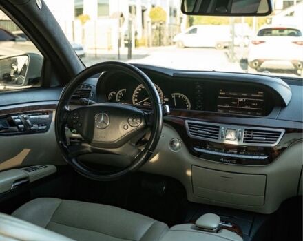 Білий Мерседес С Клас, об'ємом двигуна 5.5 л та пробігом 190 тис. км за 12500 $, фото 4 на Automoto.ua