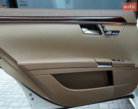 Білий Мерседес С Клас, об'ємом двигуна 5.5 л та пробігом 240 тис. км за 17500 $, фото 18 на Automoto.ua