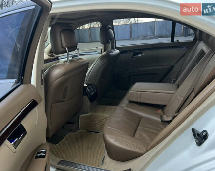 Білий Мерседес С Клас, об'ємом двигуна 5.5 л та пробігом 177 тис. км за 12900 $, фото 45 на Automoto.ua