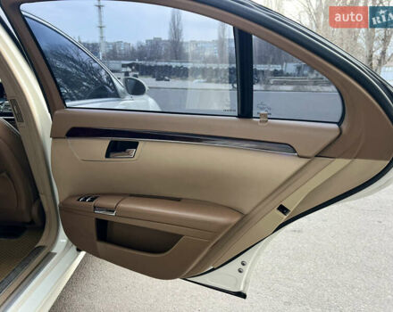 Білий Мерседес С Клас, об'ємом двигуна 5.5 л та пробігом 177 тис. км за 12900 $, фото 41 на Automoto.ua