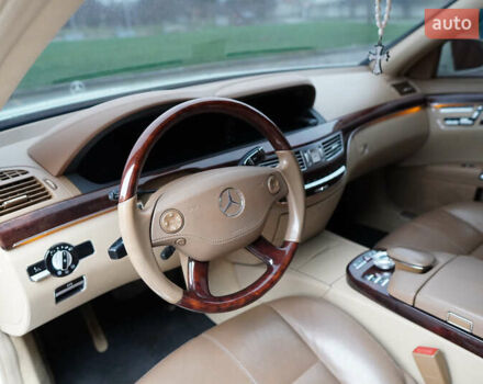 Білий Мерседес С Клас, об'ємом двигуна 5.5 л та пробігом 240 тис. км за 17500 $, фото 16 на Automoto.ua