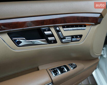 Білий Мерседес С Клас, об'ємом двигуна 5.5 л та пробігом 240 тис. км за 17500 $, фото 17 на Automoto.ua