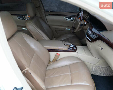 Білий Мерседес С Клас, об'ємом двигуна 5.5 л та пробігом 240 тис. км за 17500 $, фото 15 на Automoto.ua