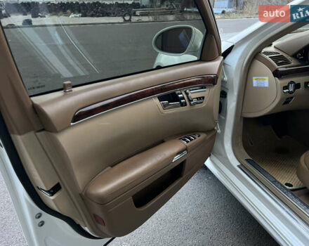 Білий Мерседес С Клас, об'ємом двигуна 5.5 л та пробігом 177 тис. км за 12900 $, фото 30 на Automoto.ua