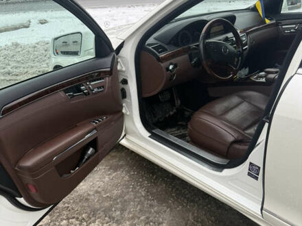 Белый Мерседес С Класс, объемом двигателя 3 л и пробегом 300 тыс. км за 25000 $, фото 1 на Automoto.ua