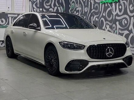 Белый Мерседес С Класс, объемом двигателя 4 л и пробегом 65 тыс. км за 100000 $, фото 1 на Automoto.ua