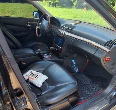 Черный Мерседес С Класс, объемом двигателя 4.3 л и пробегом 497 тыс. км за 4000 $, фото 3 на Automoto.ua