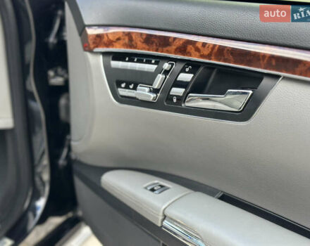 Черный Мерседес С Класс, объемом двигателя 5.5 л и пробегом 299 тыс. км за 9500 $, фото 31 на Automoto.ua