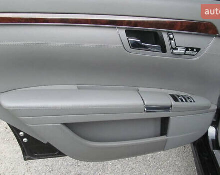 Чорний Мерседес С Клас, об'ємом двигуна 5.5 л та пробігом 298 тис. км за 11999 $, фото 16 на Automoto.ua