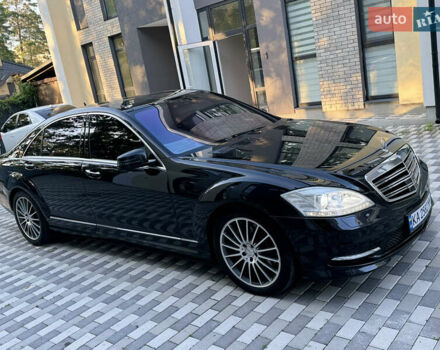Черный Мерседес С Класс, объемом двигателя 5.46 л и пробегом 301 тыс. км за 13000 $, фото 1 на Automoto.ua