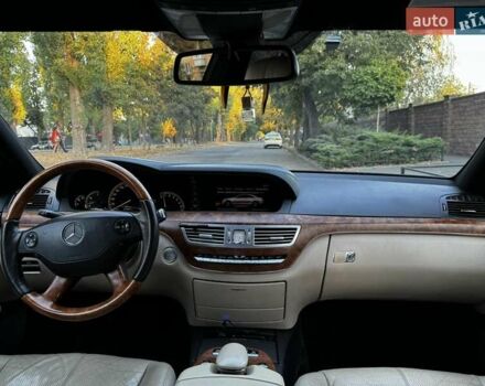 Чорний Мерседес С Клас, об'ємом двигуна 5.46 л та пробігом 387 тис. км за 10500 $, фото 22 на Automoto.ua
