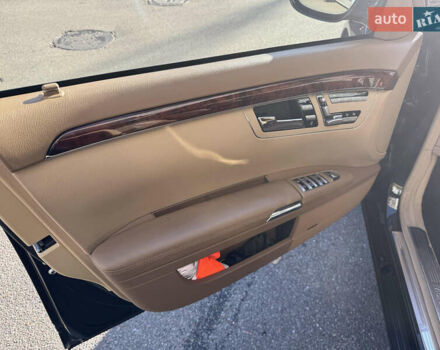 Мерседес С Класс 2005 в Киеве на Automoto.ua Черный Мерседес С Класс, объемом двигателя 5.5 л и пробегом 150 тыс. км за 14900 $, фото 5 на Automoto.ua