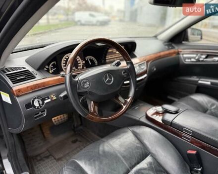 Черный Мерседес С Класс, объемом двигателя 5.4 л и пробегом 425 тыс. км за 11500 $, фото 15 на Automoto.ua