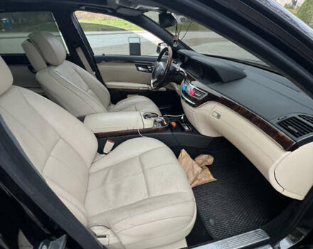 Черный Мерседес С Класс, объемом двигателя 5.51 л и пробегом 189 тыс. км за 12000 $, фото 5 на Automoto.ua