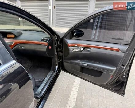 Чорний Мерседес С Клас, об'ємом двигуна 5.5 л та пробігом 375 тис. км за 10200 $, фото 12 на Automoto.ua