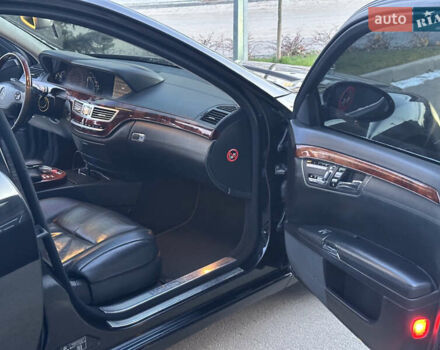 Черный Мерседес С Класс, объемом двигателя 5.5 л и пробегом 297 тыс. км за 9500 $, фото 17 на Automoto.ua