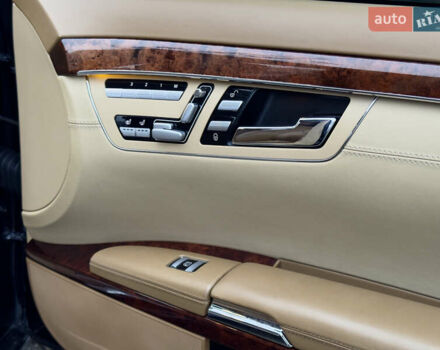 Чорний Мерседес С Клас, об'ємом двигуна 5.51 л та пробігом 193 тис. км за 12700 $, фото 48 на Automoto.ua