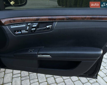 Чорний Мерседес С Клас, об'ємом двигуна 5.46 л та пробігом 224 тис. км за 11200 $, фото 18 на Automoto.ua