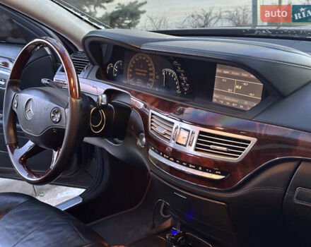 Черный Мерседес С Класс, объемом двигателя 5.5 л и пробегом 297 тыс. км за 9500 $, фото 13 на Automoto.ua