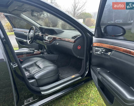 Черный Мерседес С Класс, объемом двигателя 5.46 л и пробегом 297 тыс. км за 9700 $, фото 19 на Automoto.ua