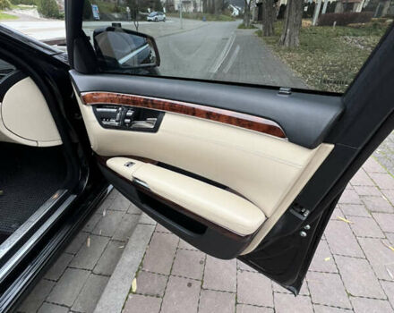 Черный Мерседес С Класс, объемом двигателя 5.51 л и пробегом 189 тыс. км за 12000 $, фото 6 на Automoto.ua