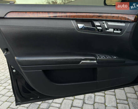 Чорний Мерседес С Клас, об'ємом двигуна 5.46 л та пробігом 224 тис. км за 11200 $, фото 48 на Automoto.ua