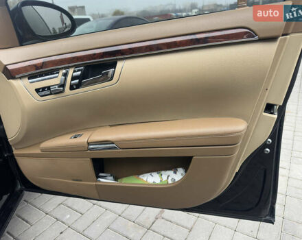 Черный Мерседес С Класс, объемом двигателя 5.44 л и пробегом 227 тыс. км за 11000 $, фото 15 на Automoto.ua