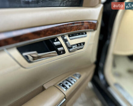 Черный Мерседес С Класс, объемом двигателя 5.46 л и пробегом 280 тыс. км за 8500 $, фото 2 на Automoto.ua