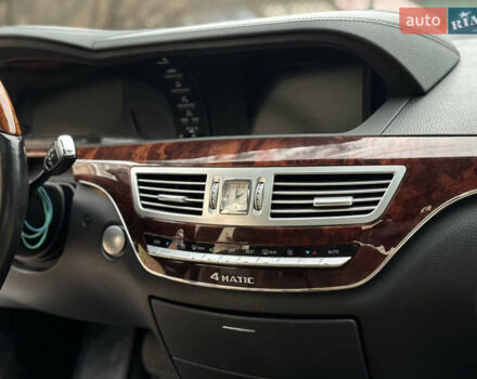 Чорний Мерседес С Клас, об'ємом двигуна 5.5 л та пробігом 288 тис. км за 10950 $, фото 24 на Automoto.ua