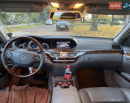 Чорний Мерседес С Клас, об'ємом двигуна 5.5 л та пробігом 155 тис. км за 16800 $, фото 17 на Automoto.ua