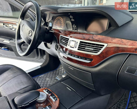 Черный Мерседес С Класс, объемом двигателя 5.5 л и пробегом 299 тыс. км за 10999 $, фото 63 на Automoto.ua