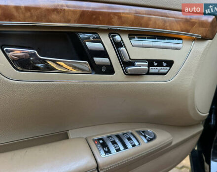 Черный Мерседес С Класс, объемом двигателя 5.5 л и пробегом 399 тыс. км за 13500 $, фото 16 на Automoto.ua