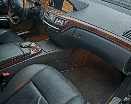 Черный Мерседес С Класс, объемом двигателя 5.5 л и пробегом 330 тыс. км за 10000 $, фото 7 на Automoto.ua