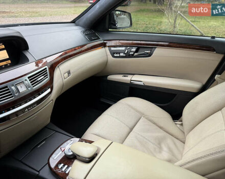 Чорний Мерседес С Клас, об'ємом двигуна 5.5 л та пробігом 243 тис. км за 12999 $, фото 46 на Automoto.ua