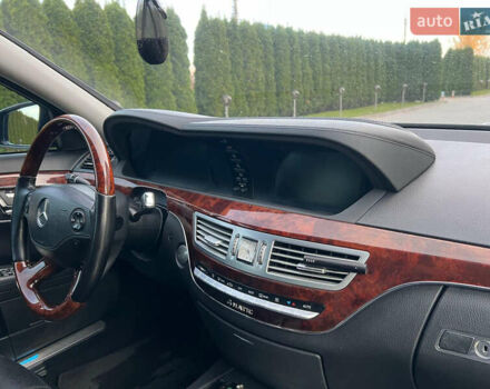 Черный Мерседес С Класс, объемом двигателя 5.46 л и пробегом 250 тыс. км за 15000 $, фото 32 на Automoto.ua