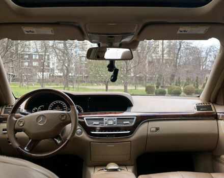 Черный Мерседес С Класс, объемом двигателя 5.5 л и пробегом 260 тыс. км за 13000 $, фото 15 на Automoto.ua