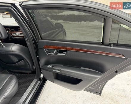 Чорний Мерседес С Клас, об'ємом двигуна 5.46 л та пробігом 300 тис. км за 8450 $, фото 23 на Automoto.ua