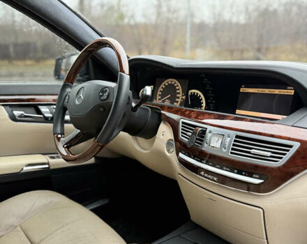 Черный Мерседес С Класс, объемом двигателя 5.5 л и пробегом 237 тыс. км за 9999 $, фото 3 на Automoto.ua