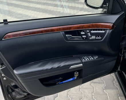 Черный Мерседес С Класс, объемом двигателя 5.5 л и пробегом 165 тыс. км за 15500 $, фото 19 на Automoto.ua