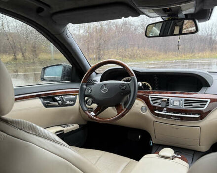 Черный Мерседес С Класс, объемом двигателя 5.5 л и пробегом 237 тыс. км за 9999 $, фото 5 на Automoto.ua