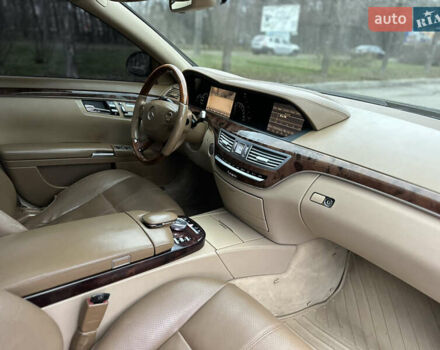 Черный Мерседес С Класс, объемом двигателя 5.5 л и пробегом 238 тыс. км за 10000 $, фото 21 на Automoto.ua