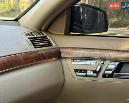 Черный Мерседес С Класс, объемом двигателя 5.5 л и пробегом 399 тыс. км за 13500 $, фото 12 на Automoto.ua