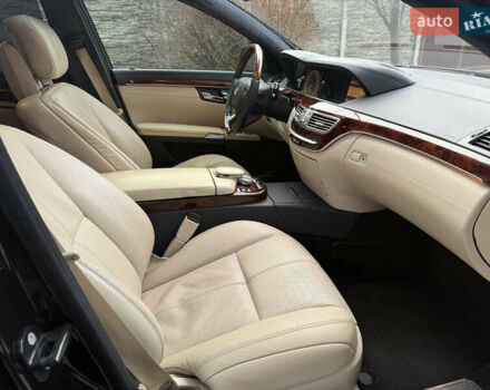 Чорний Мерседес С Клас, об'ємом двигуна 5.5 л та пробігом 243 тис. км за 12999 $, фото 21 на Automoto.ua