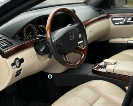 Черный Мерседес С Класс, объемом двигателя 5.5 л и пробегом 237 тыс. км за 9999 $, фото 6 на Automoto.ua