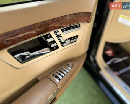 Черный Мерседес С Класс, объемом двигателя 5.5 л и пробегом 288 тыс. км за 10500 $, фото 49 на Automoto.ua