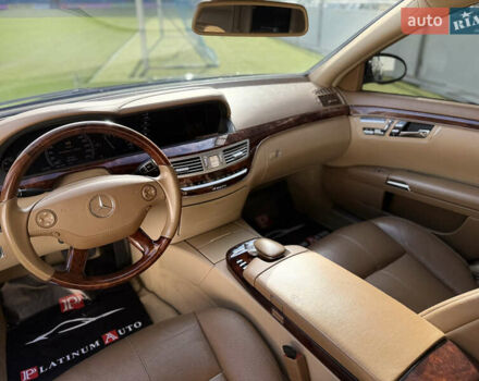 Черный Мерседес С Класс, объемом двигателя 5.5 л и пробегом 288 тыс. км за 10500 $, фото 24 на Automoto.ua