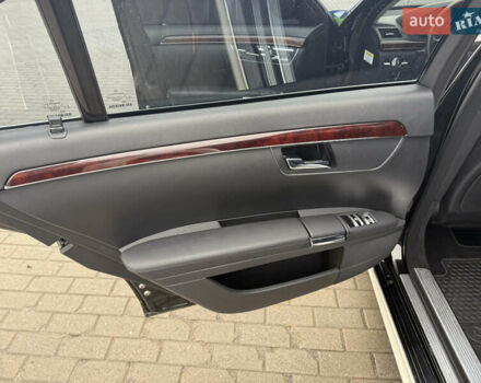 Чорний Мерседес С Клас, об'ємом двигуна 5.46 л та пробігом 245 тис. км за 8500 $, фото 11 на Automoto.ua