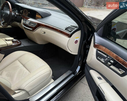 Чорний Мерседес С Клас, об'ємом двигуна 5.5 л та пробігом 243 тис. км за 12999 $, фото 48 на Automoto.ua
