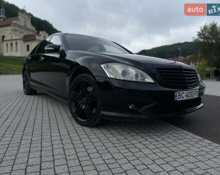 Черный Мерседес С Класс, объемом двигателя 5.5 л и пробегом 186 тыс. км за 12000 $, фото 1 на Automoto.ua